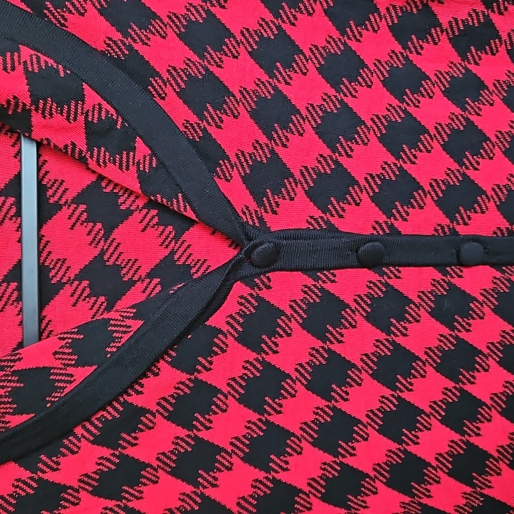 Pendleton Women's Red and Black Sweater - Picture 2 of 8